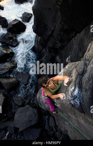 Una donna arrampicata sulla costa Jogasaki, Penisola di Izu, Honshu, Giappone Foto Stock