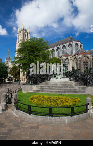 Hubert e Jan van Eyck Monumento al di fuori della cattedrale di San Bavone, il centro città di Gand, Fiandre Occidentali, Belgio Foto Stock