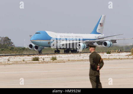 Air Force One arrivano alla stazione navale di Rota, in Rota, Spagna, domenica 10 luglio, 2016. Foto Stock