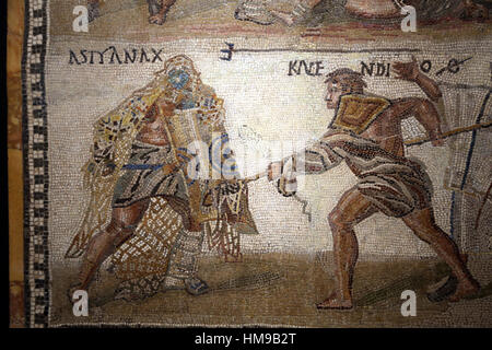 Secutor versus retiarius (net-fighter). Mosaico. Calcare. 3. secolo. Roma. Dettaglio del telaio inferiore. Il retiarius Kalendio cattura la seculor Astianatte Foto Stock