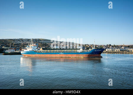 Nave cargo docking al porto a Wicklow town in Irlanda Foto Stock