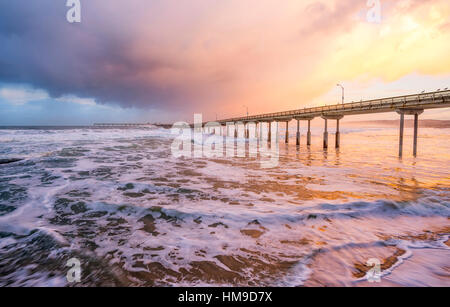 Vista dell'Oceano Beach Pier e oceano all alba di un inverno mattina. Ocean Beach, San Diego, California, USA. Foto Stock