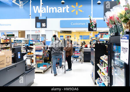 La gente in una cassa in un Walmart store. Oklahoma, Stati Uniti d'America. Foto Stock