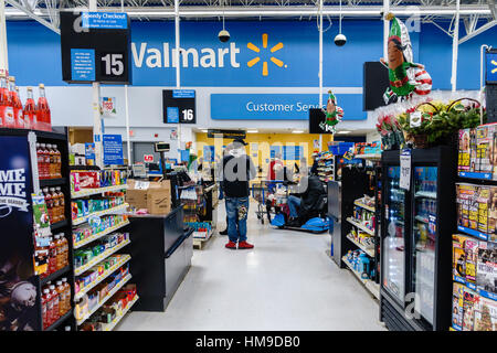 La gente in una cassa in un Super Walmart store. Oklahoma, Stati Uniti d'America. Foto Stock