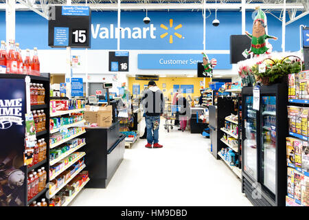 La gente in una cassa con la merce sui lati in un Walmart store. Oklahoma City, Oklahoma, Stati Uniti d'America. Foto Stock