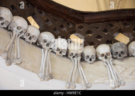 Una fila di teschi umani e le ossa sul display in Sedlec Ossario vicino alla città di Kutna Horain la Repubblica ceca. Foto Stock