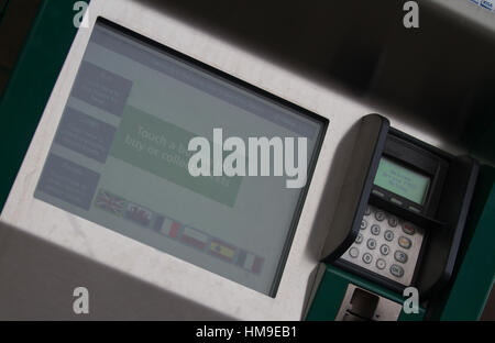 Biglietto Distributori Automatici TVM / BANCOMAT automatizzato di acquisto del biglietto e la macchina di raccolta vicino il raccolto che mostra il pagamento tramite carta di credito tastierino e display tattile. Foto Stock