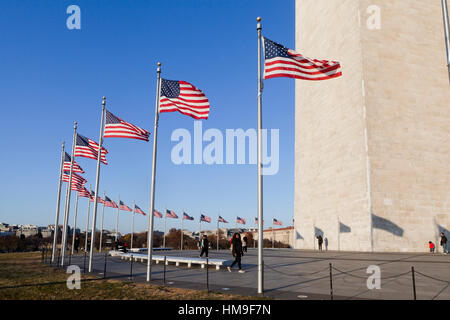 Bandierine americane che circonda il Monumento di Washington - Washington DC, Stati Uniti d'America Foto Stock