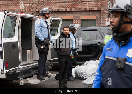 Giovane uomo afro-americano di essere arrestato durante il 2017 inaugurazione presidenziale protesta - Washington DC, Stati Uniti d'America Foto Stock