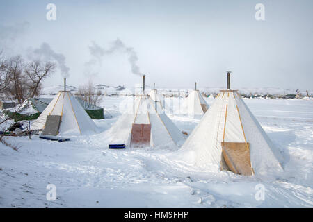 Il moderno tende Tepee a Oceti Sakowin Camp, la palla di cannone, il Dakota del Nord, Stati Uniti, gennaio 2017 Foto Stock