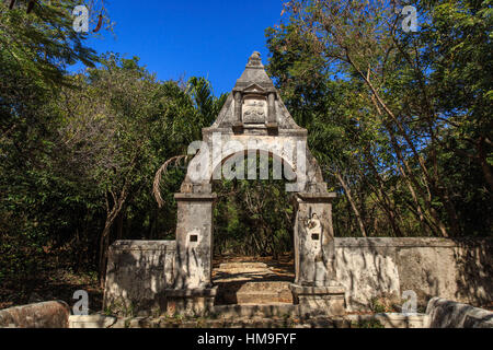 Pirate Fermin Antonio Mundaca costruita una grande entrata nel suo giardino su Isla Mujeres, Messico. Foto Stock