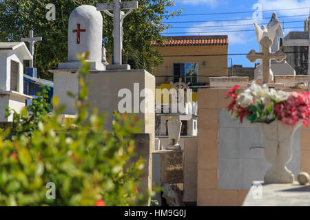 Una ruota nautico segna una delle lapidi in un cimitero sulla Isla Mujeres, Messico. Foto Stock