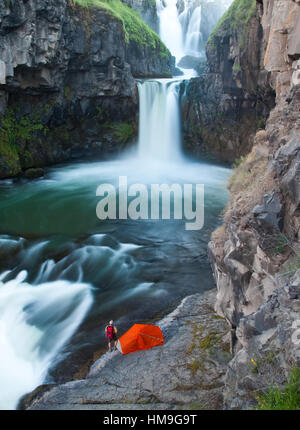 Camper alla base di uno di Oregon di cascate mozzafiato Foto Stock