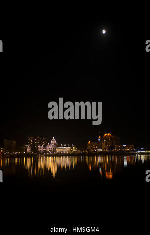 Incredibile notte di Victoria Inner Harbour - Luci di Natale e il Victoria Inner Harbour vista panorama 8. Foto Stock