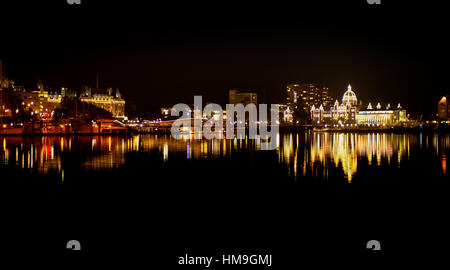 Incredibile notte di Victoria Inner Harbour - Luci di Natale e il Victoria Inner Harbour vista panorama 6. Foto Stock