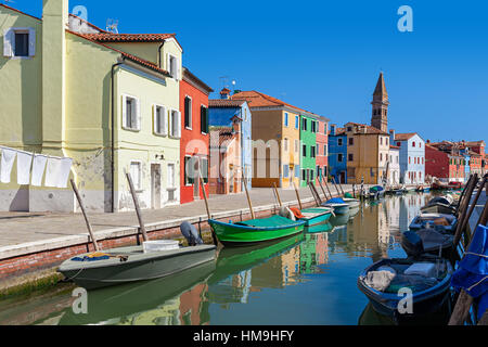 Case colorate lungo il piccolo canale con barche a Burano, Italia. Foto Stock