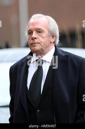 L'Amministratore Delegato della Professional Footballers Association Gordon Taylor arriva per il servizio funerario di Graham Taylor che si tiene presso la St Mary's Church di Watford. Foto Stock