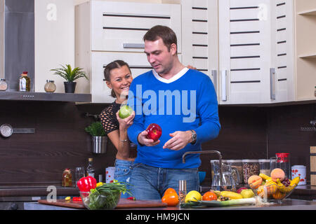 Bella coppia Giovane mangiare insieme apple in cucina Foto Stock