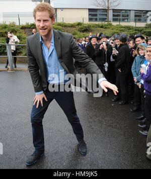 Il principe Harry parla agli allievi durante una visita al pieno effetto e Coach programmi Core, due progetti sostenuti dal Royal Foundation che lavorano per migliorare le opportunità per i giovani, a Nottingham Academy. Foto Stock