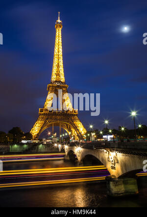 La torre Eiffel di notte Foto Stock