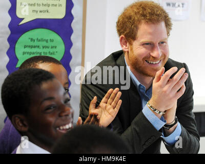 Correzione ritrasmesso BYLINE principe Harry assiste una scrittura lirica classe durante una visita al pieno effetto e Coach programmi Core, due progetti sostenuti dal Royal Foundation che lavorano per migliorare le opportunità per i giovani, a Nottingham Academy. Foto Stock