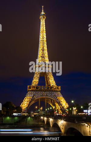 La torre Eiffel di notte Foto Stock