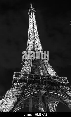 La torre Eiffel di notte Foto Stock