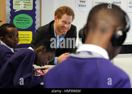 Correzione ritrasmesso BYLINE principe Harry assiste una scrittura lirica classe durante una visita al pieno effetto e Coach programmi Core, due progetti sostenuti dal Royal Foundation che lavorano per migliorare le opportunità per i giovani, a Nottingham Academy. Foto Stock