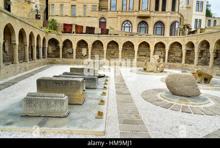 Baku in Azerbaijan - 10 Settembre 2016: arcate e religiosa luogo di sepoltura nella città vecchia, Icheri sheher è il nucleo storico di Baku. Eredità di Mondo Si Foto Stock