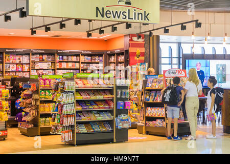 La gente al duty free bookshop in Melbourne Aeroporto Foto Stock