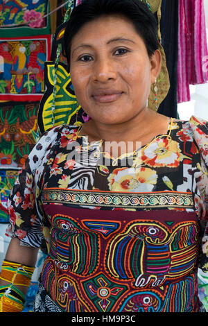 Ritratto di Kuna le donne a vendere il loro molas ai turisti. Panama City Casco Viejo kuna indian tradizionali oggetti di artigianato venduti da kuna tribù. Vecchio Foto Stock