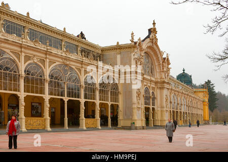 MARIANSKE LAZNE REPUBBLICA CECA - novembre 15: la gente a piedi nella parte anteriore del cast principale-ferro colonnato a molla costruito nel 1818-1826 il 15 novembre 2012 in mari Foto Stock