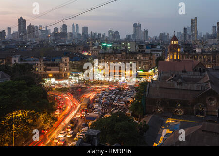 Sera Rush Hour a Crawford mercato, ora chiamato mahatma Jyotiba Phule Market, Skyline, Mumbai, Maharashtra, India Foto Stock