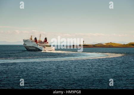 MV Loch Seaforth vela da Stornoway a Ullapool passato Arnish il faro in isola di Lewis, Ebridi Esterne, Scozia Foto Stock