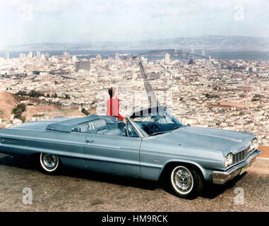 CHEVROLET IMPALA SS Cabrio coupe 1964 terza generazione di modello con San Francisco Golden Gate Bridge in distanza. Foto: General Motors Foto Stock