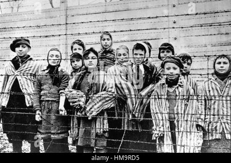 CAMPO DI CONCENTRAMENTO DI AUSCHWITZ ancora dal film dell'esercito sovietico di donne e bambini ancora in stato di shock dopo la liberazione dell'Armata Rossa nel gennaio 1945 Foto Stock