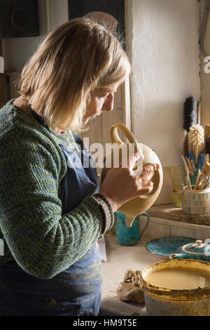 Laboratorio di ceramica, donna attribuisce la maniglia al pot, Pittenhart, Alta Baviera, Germania Foto Stock