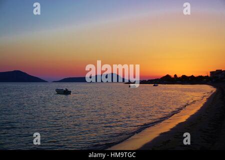 Tramonto sulla baia di Navarino in Gialova nei pressi di Pilo in Messenia, Grecia Foto Stock