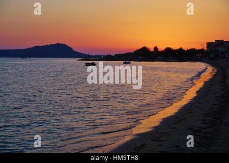 Tramonto sulla baia di Navarino in Gialova nei pressi di Pilo in Messenia, Grecia Foto Stock