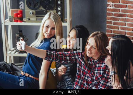 Quattro bella giovane donna facendo selfie in un cafe, migliori amici ragazze insieme divertendosi, creando uno stile di vita emotiva concetto di persone Foto Stock