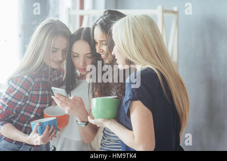 Gruppo giovane e bella gente godendo di conversazione e di bere caffè, migliori amici ragazze insieme divertendosi, ponendo emotivo il concetto di stile di vita
