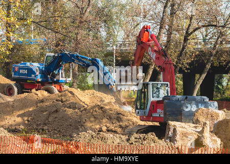 Sito in costruzione con escavatrice lo scavo del terreno per il nuovo impianto di riscaldamento Foto Stock