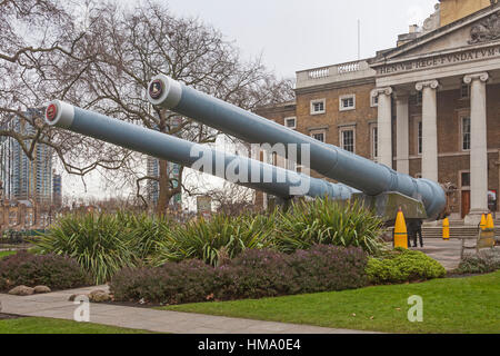 London Southwark 15 pollici Dreadnought artiglieria navale visualizzato dall'ingresso per il Museo Imperiale della Guerra Foto Stock