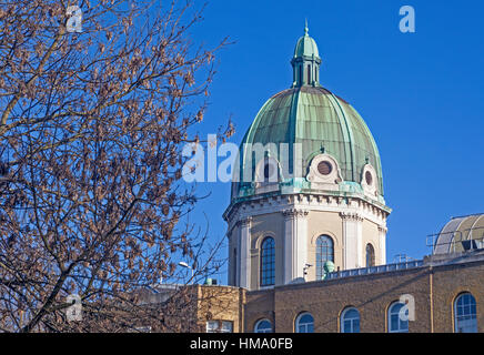 London Southwark il rame-coperto cupola del Museo Imperiale della Guerra in Geraldine Maria Harmsworth Park Foto Stock