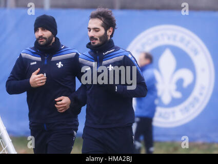 Darmstadt, Germania. Il 1° febbraio 2017. I nuovi giocatori di SV Darmstadt 98 Hamit Altintop (R) e Aytay Sulu (L) durante una sessione di formazione della Bundesliga tedesca team a Darmstadt, Germania, 1 febbraio 2017. Foto: Frank Rumpenhorst/dpa/Alamy Live News Foto Stock