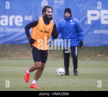 Darmstadt, Germania. Il 1° febbraio 2017. Il nuovo giocatore di SV Darmstadt 98 Hamit Altintop (L) e headcoach Torsten Frings (R) durante una sessione di formazione della Bundesliga tedesca team a Darmstadt, Germania, 1 febbraio 2017. Foto: Frank Rumpenhorst/dpa/Alamy Live News Foto Stock