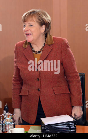 Berlino, Germania. Il 1° febbraio 2017. Il cancelliere tedesco Angela Merkel all'inizio di un gabinetto federale riunione presso la cancelleria tedesca a Berlino, Germania, 1 febbraio 2017. Foto: Maurizio Gambarini/dpa/Alamy Live News Foto Stock