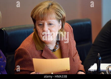 Berlino, Germania. Il 1° febbraio 2017. Il cancelliere tedesco Angela Merkel all'inizio di un gabinetto federale riunione presso la cancelleria tedesca a Berlino, Germania, 1 febbraio 2017. Foto: Maurizio Gambarini/dpa/Alamy Live News Foto Stock