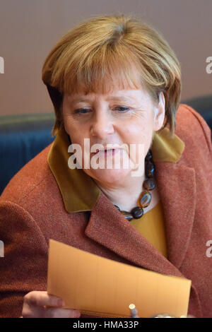 Berlino, Germania. Il 1° febbraio 2017. Il cancelliere tedesco Angela Merkel all'inizio di un gabinetto federale riunione presso la cancelleria tedesca a Berlino, Germania, 1 febbraio 2017. Foto: Maurizio Gambarini/dpa/Alamy Live News Foto Stock