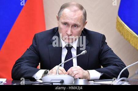 Mosca, Russia. 01 feb 2017. Il presidente russo Vladimir Putin ha presieduto una riunione di funzionari di governo presso la sua residenza Novo-Ogaryovo Febbraio 1, 2017 a Mosca, in Russia. Credito: Planetpix/Alamy Live News Foto Stock